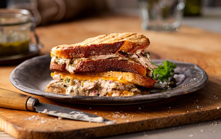 Hot tuna melt – varm sandwich med tun, ost, løg og kapers - Opskrifter | Pågen